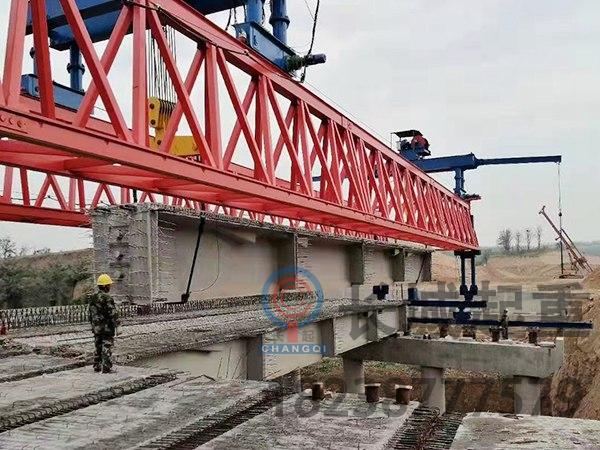 180吨运架一体架桥机的结构形式